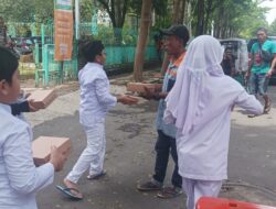 Usai Terpilih, Pengurus OPDIS SD Islam Athirah 1 Makassar Berbagi Nasi Kotak ke Sesama