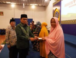 Penjagub Gorontalo Serahkan Bantuan Kemanusiaan ke Fakir Miskin di Pembukaan Musywil