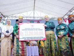 HUT ke-63 Pangkep, Gubernur Andalan Serahkan Bantuan Keuangan Rp23 M