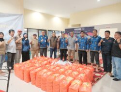 Sekwan DPRD Kota Makassar Bagikan Makanan Siap Saji ke Korban Banjir di Kelurahan Katimbang