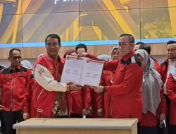 Amran Sulaiman Lantik Prof Kadir Jadi Ketua IKA FK Unhas Periode 2022-2026