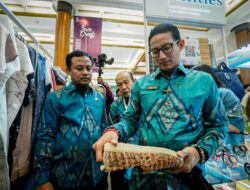 Didampingi Andi Sudirman Tinjau Produk Kerajinan, Sandiaga Uno: Produk Sulsel Luar Biasa