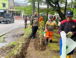 Camat Panakkukang Turun Langsung Lakukan Pembenahan Taman Di Meranti