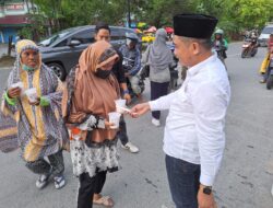 Ketua Yayasan Anak Rakyat Indonesia, Sukarno Lallo Turun Langsung Berbagi Takjil