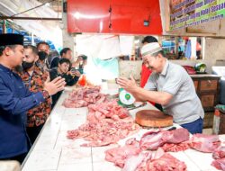 Jelang Lebaran, Gubernur Sulsel Andi Sudirman Sidak Pasar Pastikan Harga dan Ketersedian Bapok