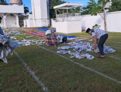 Sesuai Intruksi Camat Eang, Sampah Koran Bekas Sholat Idul Fitri Bersih Dalam Sekejap