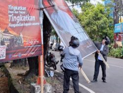 Hari Pertama Kerja Pasca Lebaran, Bapenda Makassar Tertibkan Reklame Di Ruas Jalan Protokol