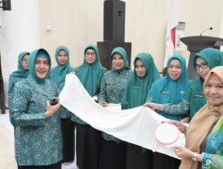 Dorong Ekonomi Kreatif, TP PKK Kota Makassar Beri Pelatihan Batik Lontara Ibu-Ibu Kecamatan