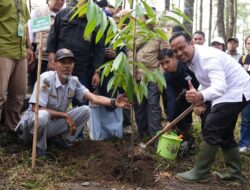 Gubernur Sulsel Andi Sudirman Canangkan Gerakan Siswa Andalan Menanam 1 Juta Pohon