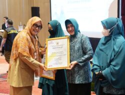 Indira Yusuf Ismail Sabet Penghargaan dari TP PKK Provinsi Sulsel