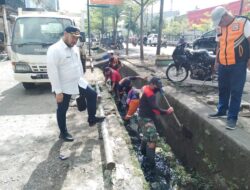 Camat Eang Pantau Langsung Aktivitas Bersih-Bersih Drainase Satgas Panakkukang