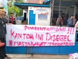 Massa Segel Kantor Desa Tompobulu Tuntut Tangkap dan Adili Kades Tompobulu Maros