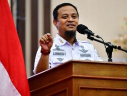 Gubernur Sulsel Andi Sudirman Serahkan SK Kenaikan Jabatan Fungsional 856 PNS