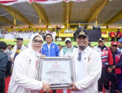 Terima Penghargaan dari PGRI, Gubernur Sulsel: Guru Adalah Pahlawan Andalan Kita Semua