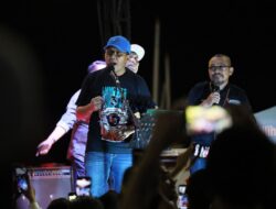 Nyanyikan Lagu Firman Kehilangan, Danny Pomanto Hibur Pengunjung Anjungan Pantai Losari