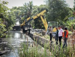 Didukung 1 Unit Alat Berat, Dinas PU Makassar Keruk Sampah di Saluran Sekunder Jalan Teuku Umar 13