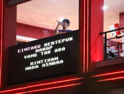 Musisi Oom Leo Karaoke Bareng Pengunjung F8