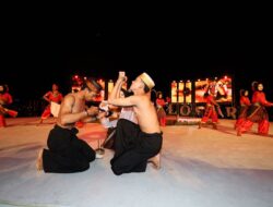 Pertunjukkan Sigajang Laleng Lipa oleh Pemerhati Seni dan Budaya Bone Sangdara Tutup Kemeriahan F8