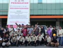 Tindaki Penunggak Pajak, Bapenda Makassar Pasang Stiker dan Baliho di Beberapa Kecamatan