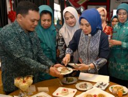 Sofha Marwah Bahtiar Apresiasi Menu Pangan Lokal Berbahan Dasar Pisang Kreasi TP PKK Enrekang