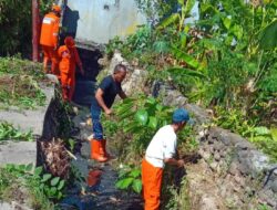 Camat Biringkanaya Setiap Hari Turunkan Satgas Drainase, Bersihkan Sendimen dan Sampah