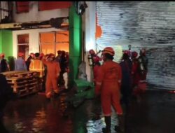 Gerak Cepat, Damkar Makassar Berusaha Padamkan Api di Gudang Makassar Tene