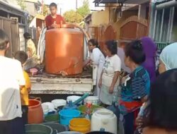 Bantu Warga Kesulitan Air Bersih, Ibu-ibu RT 01 Perumahan Bumi Aroepala Distribusi ke Sejumlah Titik di Makassar