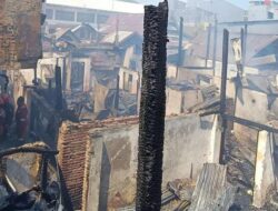 Damkar Makassar Padamkan Api di Jalan Serigala, Hanguskan 12 Rumah