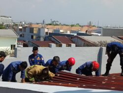 Diduga Akibat Korsleting, Damkar Makassar Padamkan Api di Jalan Veteran Selatan