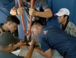 Damkar Makassar Bantu Warga Lepaskan Cincin yang Tersangkut di Tangan