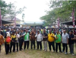 Penjabat Gubernur Gorontalo Ismail Pakaya Bagikan Bantuan Sembako ke  Pengemudi Ojol 