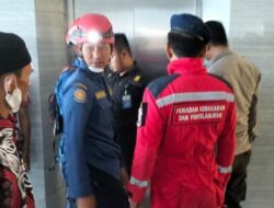 Damkar Makassar Selamatkan Korban Terjebak di Lift Kampus Universitas Fajar