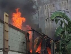 Damkar Makassar Padamkan Kebakaran di Jalan Masjid Raya