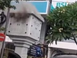 Damkar Makassar Turun Padamkan Trafo Listrik Bank BSI yang Terbakar