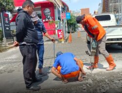 Antisipasi Banjir, Satgas Drainase Kecamatan Biringkanaya Rutin Bersihkan Drainase