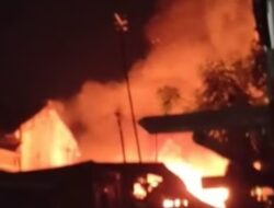 Damkar Makassar Berhasil Padamkan Api di Jalan Muh Tahir, 10 Rumah Hangus Terbakar