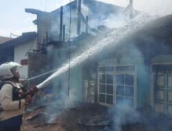 Diduga Dipicu Oleh Api Kompor, Damkar Padamkan Api di Jalan Makmur