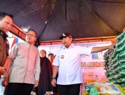 Buka Puasa di Lego-lego, Pj Gubernur Sulsel Bahtiar Dan Danny Pomanto Bagikan Beras untuk Warga Kurang Mampu