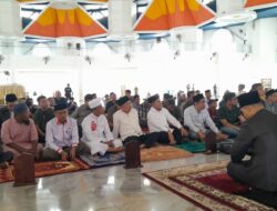 Ketua DMI Jusuf Kalla Sholat Duhur Bersama Rombongan di Masjid Kubah 99 Asmaul Husna