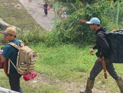 Nakes Sulsel Rela Jalan Kaki untuk Layani Korban Banjir dan Longsor di Titik Terisolir Latimojong
