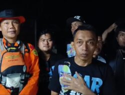 Hingga Larut Malam Wakil Ketua I DPRD Prov. Sulsel Masih Berada di Lokasi Banjir Bantu Warga di Evakuasi