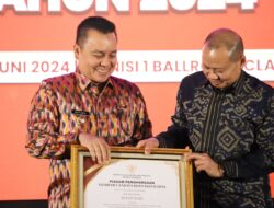 Ketua DPRD Dampingi Pj Bupati Wajo Terima Penghargaan Desa Sadar Hukum dari Menkum HAM