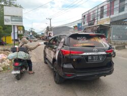 Jumat Berkah Ala Rusdin Abdullah, Bagi Nasi Kotak ke Pengguna Jalan dan Jamaah Masjid di Bagian Timur-Utara Makassar