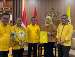 Ketum Golkar Bahlil  Serahkan B1-KWK,  Taufan Pawe : Golkar Tegak Lurus Menangkan Sudirman – Fatma di Pilgub Sulsel
