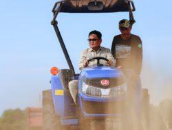 Bupati Barru Suardi Saleh Hadiri  Mappalili  di Sawah Adat Larumpia Lingkungan Mangempang