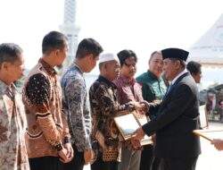Pj Gubernur Bahtiar Serahkan Penghargaan Kepada Pejuang Peduli Kesejahtraan Petani