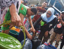Rezki Mulfiati Lutfi Terjun Langsung Bagikan Air Bersih ke Warga Buloa