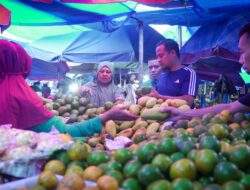 Andi Sudirman Blusukan di Pasar Cekkeng, Warga Bulukumba Teriak “Oppo ki, 02 Andalanku”