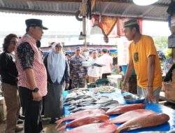 Pj Gubernur Bahtiar Tinjau Harga Komoditas di Pasar dan Laksanakan Gerakan Pangan Murah