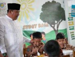 Pj Gubernur Sulbar Uji Coba Makan Siang Bergizi Gratis di SD Inpres Puncak Mamuju dan Bagikan Alat Sekolah